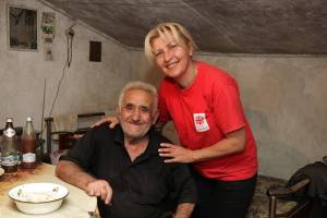 Pflegerin besucht einen alten Mann in seiner Wohnung