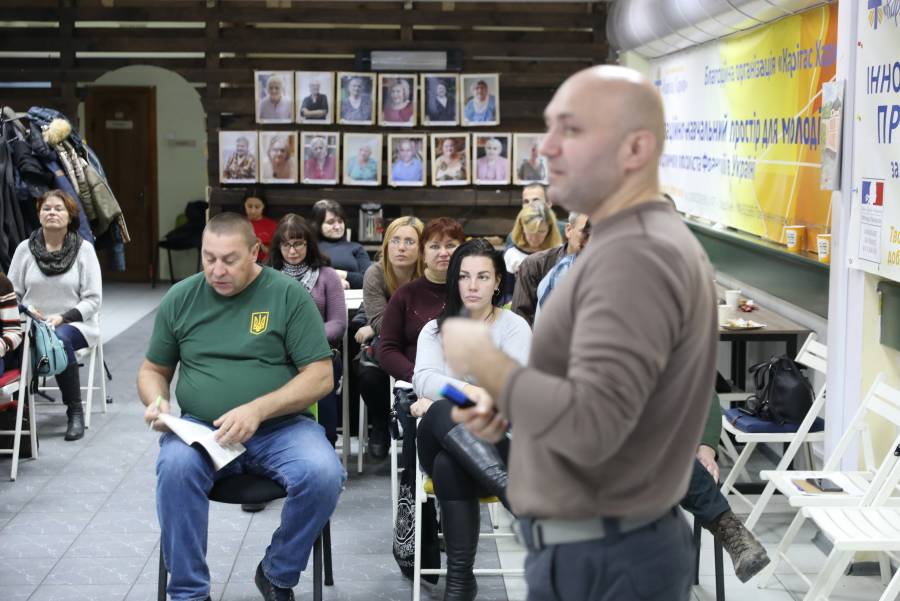 Der Psychologe Artiom Grygoryan hält Friedensbildungs-
Seminare in der Ostukraine. „Es geht darum, dass sie ihre Situation und die des Gegenübers verstehen und so den Weg vom Krieg zurück in den Frieden finden“, berichtet Trainer Grygoryan über die Inhalte des Seminars.