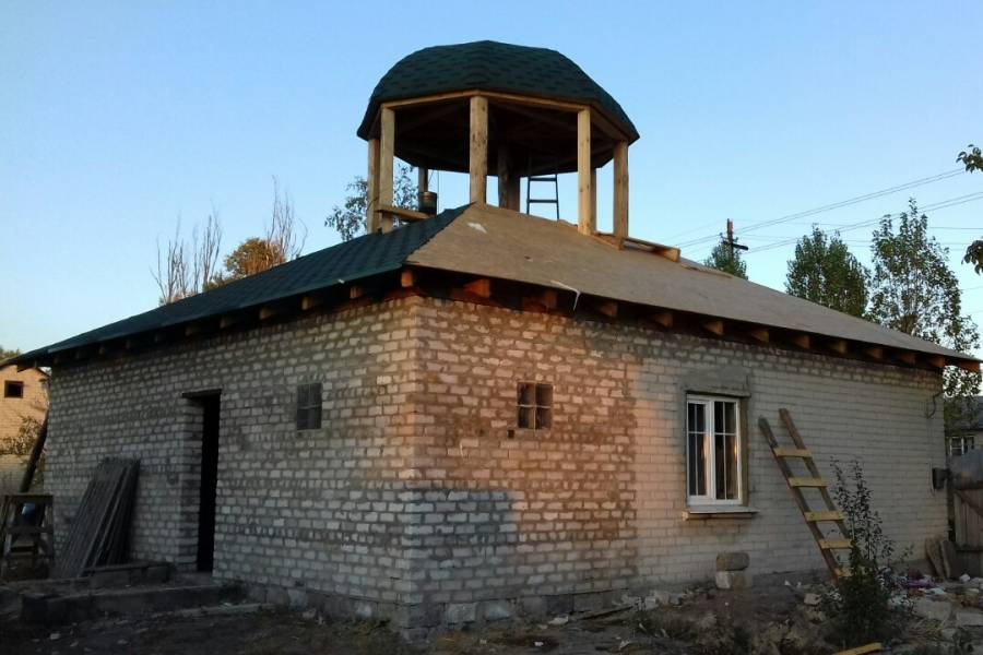 Das von der Gemeinde erworbene Haus im Zentrum des Dorfes wird zur neuen kleinen Kirche – Eröffnung voraussichtlich im Frühjahr 2020. Auf dem Foto ist der Rohbau mit halbfertigem Kuppelaufsatz zu sehen.