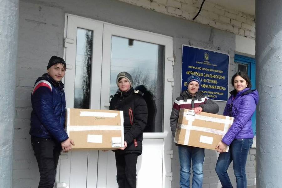 Die große Hilfsbereitschaft der Kinder und Jugendlichen tut der Gemeinschaft im Dorf gut. Auf dem Foto sind Jugendlich zu sehen, die Pakete ausliefern.