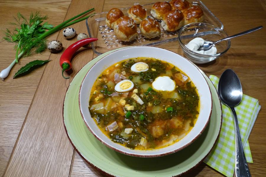 Grüner Borschtsch mit Sauerampfer und vielen Kräutern