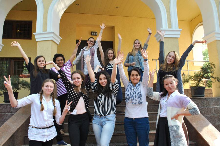 Junge, freudestrahlende Frauen auf einer Treppe