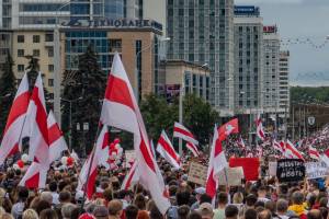 Sonntag für Sonntag gehen in Belarus seit August viele Menschen auf die Straße und demonstrieren gegen die Regierung ihres Landes.