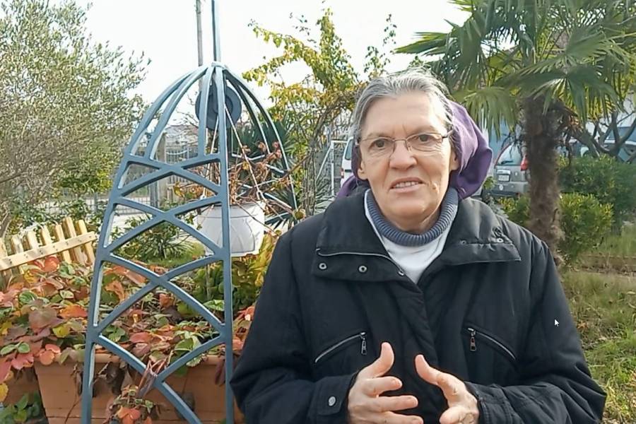 Eine faszinierende Ordensfrau - und ein bewundernswertes Projekt: Schwester Maria Christina Färber, Trägerin des Bundesverdienstkreuzes und langjährige Renovabis-Projektpartner, hat in Albanien eine außergewöhnliche Müllabfuhr auf die Beine gestellt: Mit dem Pferdewagen.<br><small class="stackrow__imagesource">Quelle: privat </small>