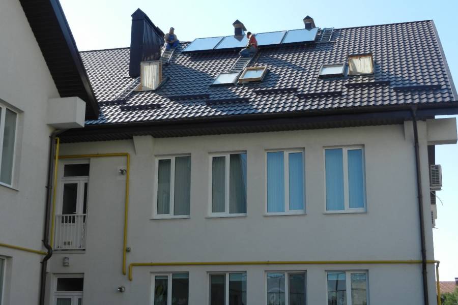 Renovabis unterstützt in vielen Ländern und seit vielen Jahren seine Partner auch beim Neubau, beim Umbau oder bei Sanierungen von Gebäuden, dabei wird stets auf ökologische Gesichtspunkte geachtet. Beispiele dafür sind u.a. ein neue moderne Heizanlage für das Priesterseminar im kasachischen Karaganda, eine energetische Sanierung des Pastoralzentrums im georgischen Tiflis und Energieeffizenz-Maßnahmen am Gebäude der Caritas im bosnischen Mostar. Diese Projekte haben über die unmittelbaren energieeinsparenden Effekte auch immer eine Leuchtturm- und Vorbildfunktion in die jeweiligen Länder.<br><small class="stackrow__imagesource">Quelle: Archiv </small>