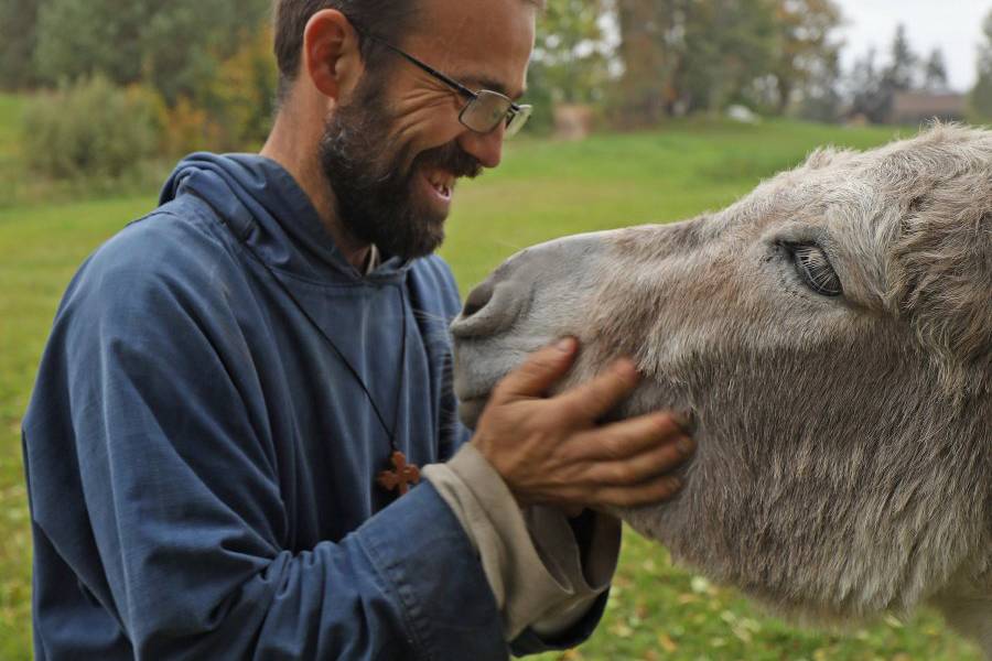 „Kūryba“ - das heiß Schöpfung auf Litauisch. Ein Wort, das Bruder Egidijus und die anderen sechs Ordensleute in dem kleinen Kloster im litauischen Baltriškės nicht nur oft verwenden, sondern wirklich leben. Die Natur ist Gottes Schöpfung, glaubt der Ordensmann, und der Mensch ist darin der Gärtner: „Ein guter Gärtner wird nicht nur alles abernten, sondern sich auch um dem Garten kümmern.“<br><small class="stackrow__imagesource">Quelle: Markus Nowak </small>