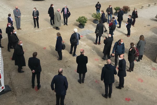 Aufgrund der geltenden Hygienebestimmungen durfte nur eine streng begrenzte Personenzahl an der kurzen liturgischen Handlung im Innenhof des Dombergs teilnehmen. In seiner kurzen Ansprache hob der Kardinal die Bedeutung des Dombergs als besonderen Ort hervor, an dem „seit 1.300 Jahren das Evangelium verkündet, die Kirche Christi präsent“ sei.