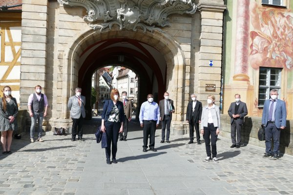 Aufgrund der Pandemie konnte nur eine kleine, zuvor corona-getestete Gruppe geleitet von Erzbischof Ludwig Schick und Hauptgeschäftsführer Christian Hartl im Rathaus von Oberbürgermeister Andreas Starke empfangen werden.