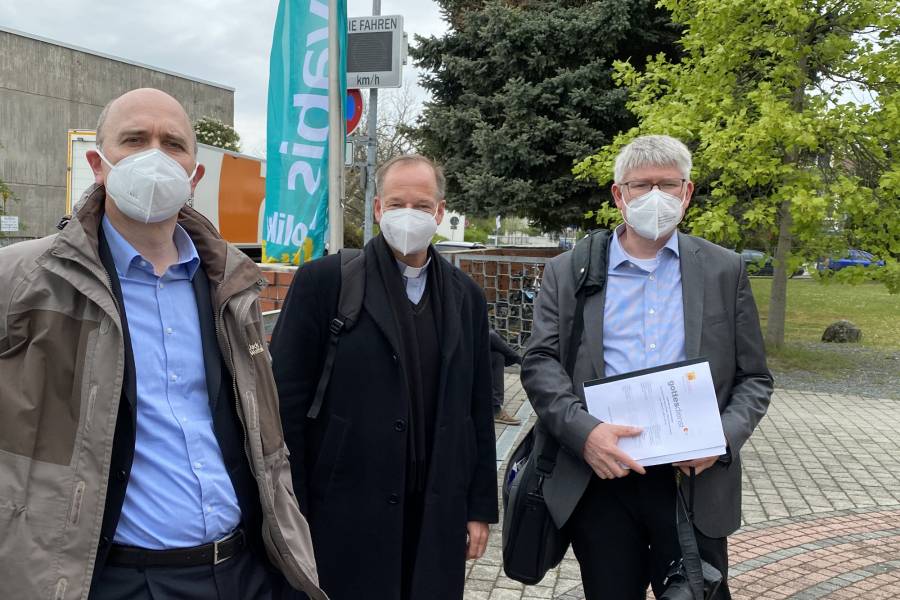 Thomas Müller-Boehr, Pfarrer Dr. Christian Hartl und Thomas Schumann vertraten Renovabis beim ZDF-Gottesdienst aus der Heilig-Kreuz-Kirche in Bensheim-Auerbach.