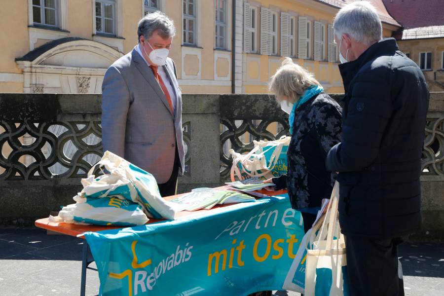 Die 110 Gottesdienstbesucherinnen und –besucher, darunter zahlreiche Spenderinnen und Spender von Renovabis aus der Erzdiözese Bamberg, erhielten anstelle des Empfangs ein „Carepaket“ mit Spezialitäten aus Bamberg und Informationen zur Pfingstaktion von Renovabis „DU erneuerst das Angesicht der Erde. Ost und West in gemeinsamer Verantwortung für die Schöpfung“.