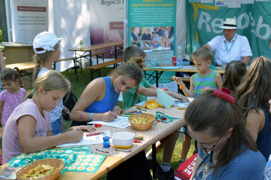 Malende Kinder und Jugendliche.