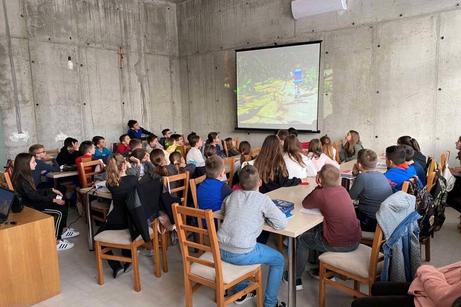 Jugendgruppe schaut einen Film in dem noch unausgebauten Saal.