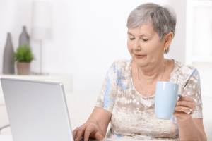 Ältere Dame an einem Laptop