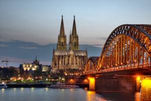 Kölner Dom Ostseite und Hohenzollernbrücke in der Abenddämmerung