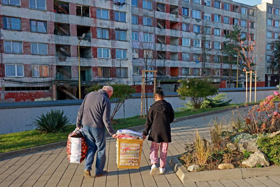 Pater Marián Matata hilft beim Tragen der Körbe mit Wäsche