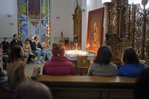 Betende Menschen in einer Kirche