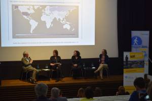 Im Rahmen der Podiumsdiskussion zum Recherchepreis Osteuropa, beim goEast-Filmfestival in Wiesbaden, stand die Berichterstattung über Osteuropa im Mittelpunkt. Mit dabei waren u.a. (v.l.n.r.) Daniel Brössler (SZ), Dr. Anneke Hudalla (n-ost), Gemma Pörzgen (Chefredakteurin Zeitschrift "Ost-West. Europäische Perspektiven") und Silvia Stöber (tagesschau.de).
