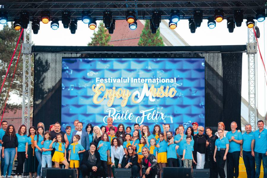 Jungen und Mädchen auf der Bühne während des Enjoy Music Festivals in Rumänien