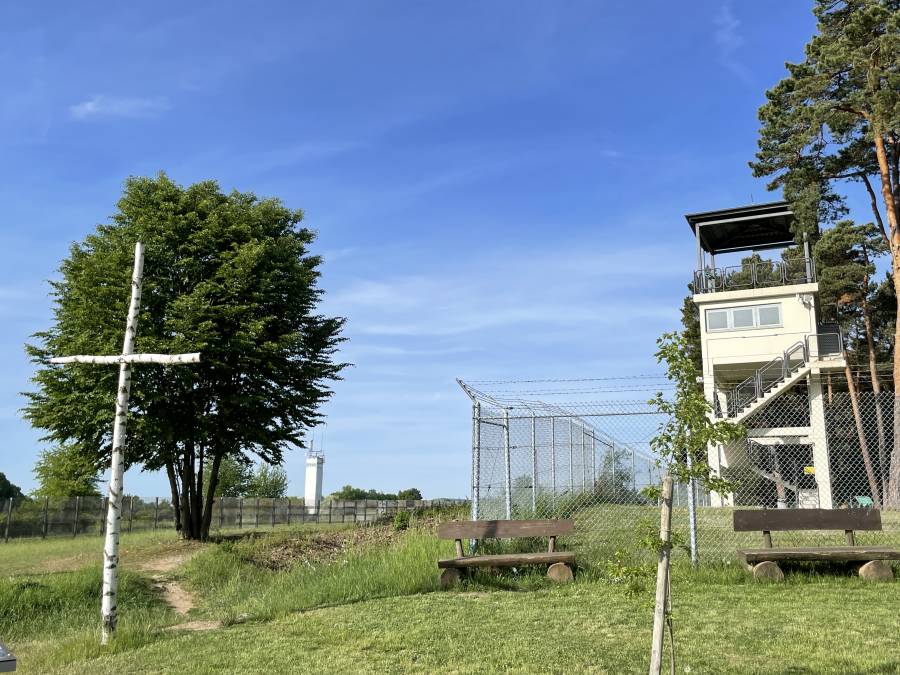 Am Donnerstag stand ein Besuch auf Point Alpha auf dem Programm. Die Gedenkstätte in der Rhön war ein ehemaliger US-Beobachtungsstützpunkt und erinnert heute an den Kalten Krieg und die deutsch-deutsche Teilung.<br><small class="stackrow__imagesource">Quelle: Daniela Schulz, Renovabis </small>