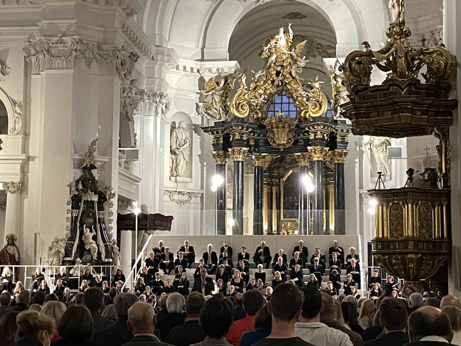 Am Samstag, 21. Mai fanden um 17.30 und um 20 Uhr zwei Konzerte zum Thema „Was Ost und West verbinden kann“ statt - aufgeführt durch die Chöre am Dom und das Barockorchester Floridante aus Estland. Renovabis konnte sich hier mit einem Informationsstand und Grußworten der Geschäftsführung einbringen.<br><small class="stackrow__imagesource">Quelle: Daniela Schulz, Renovabis </small>