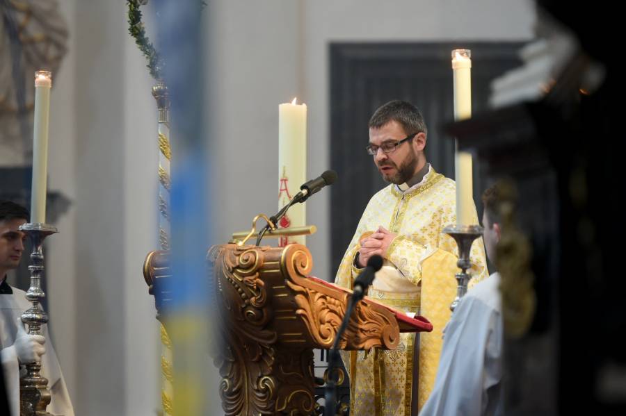 Pfarrer Nazariy Mysyakovskyy, Priester der mit Rom unierten ukrainischen griechisch-katholischen Kirche, arbeitet als Seelsorger an der Katholischen Universität in Lviv uind trug das Evangelium in ukrainischer Sprache vor.<br><small class="stackrow__imagesource">Quelle: Marzena Seidel, Bistum Fulda </small>