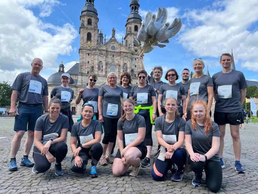 Das Bistum Fulda nahm mit einer Laufgruppe an dem Firmenlauf „RhönEnergie Challenge“ teil, der sich auch Mitarbeiter von Renovabis anschlossen.<br><small class="stackrow__imagesource">Quelle: Steffen Jahn, Bistum Fulda </small>