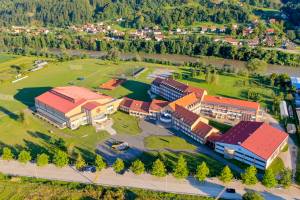 Das Schulzentrum von Žepče ist bereits 1997 gegründet worden und umfasst ein allgemeinbildendes Gymnasium und eine gewerblich-technische Schule. Im Schuljahr 2017/18 besuchten insgesamt 378 Schüler(innen)/Auszubildende das Schulzentrum, wobei 138 das Gymnasium (Sekundarstufe II) und 240 die gewerblich-technische Schule besuchen.