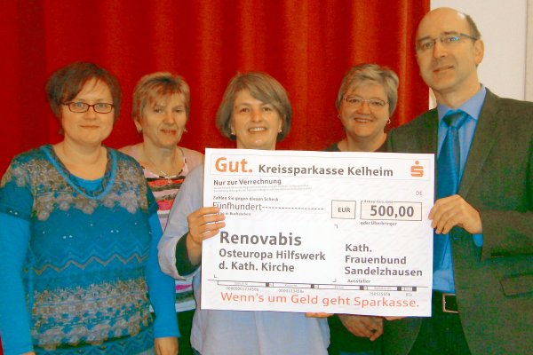 Gruppenfoto während Scheckübergabe an Thomas Müller-Boehr (Renovabis) durch Mitglieder des Kathollischen Deutschen Frauenbundes in Sandelzhausen