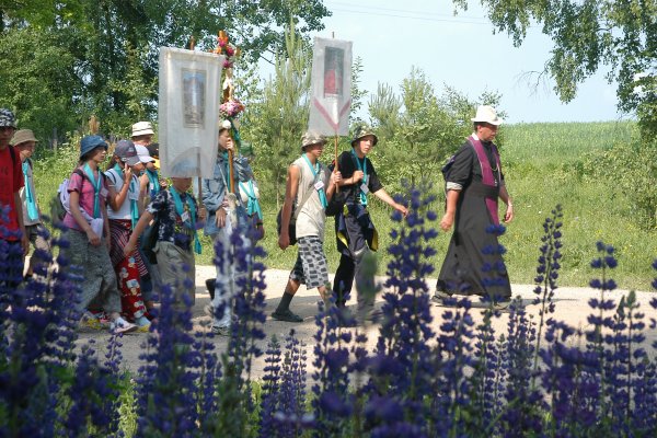 Eine Pilgergruppe auf dem Weg