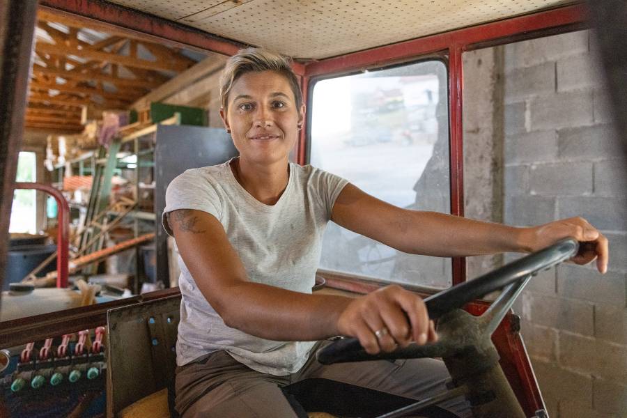 Antonija Mikolić auf dem Traktor. Die Bäuerin baut in Bosnien Bohnen an.