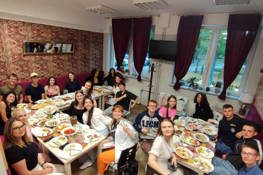 Die Gruppe beim gemeinsamen Abendessen