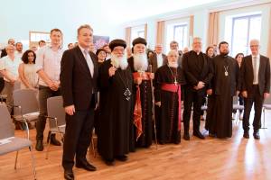 Gruppenfoto bei den Jubiläumsfeierlichkeiten im Johann-Adam-Möhler-Institut.