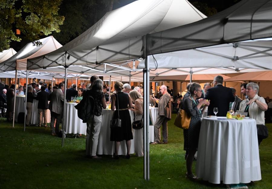 Musik, Büffet und Begegnung beim Staatsempfang der Bayerischen Staatsregierung im Garten der Katholischen Akademie in Bayern.<br><small class="stackrow__imagesource">Quelle: Renovabis </small>