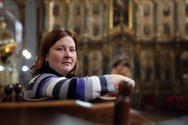 Frau in der Kirche