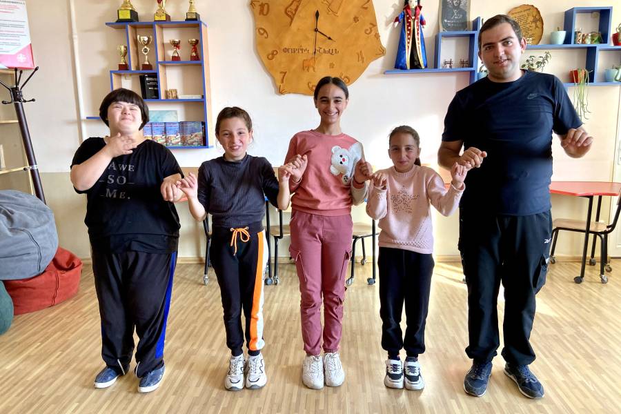 Eine Gruppe von Kindern mit ihrem Tanzlehrer Hovsep