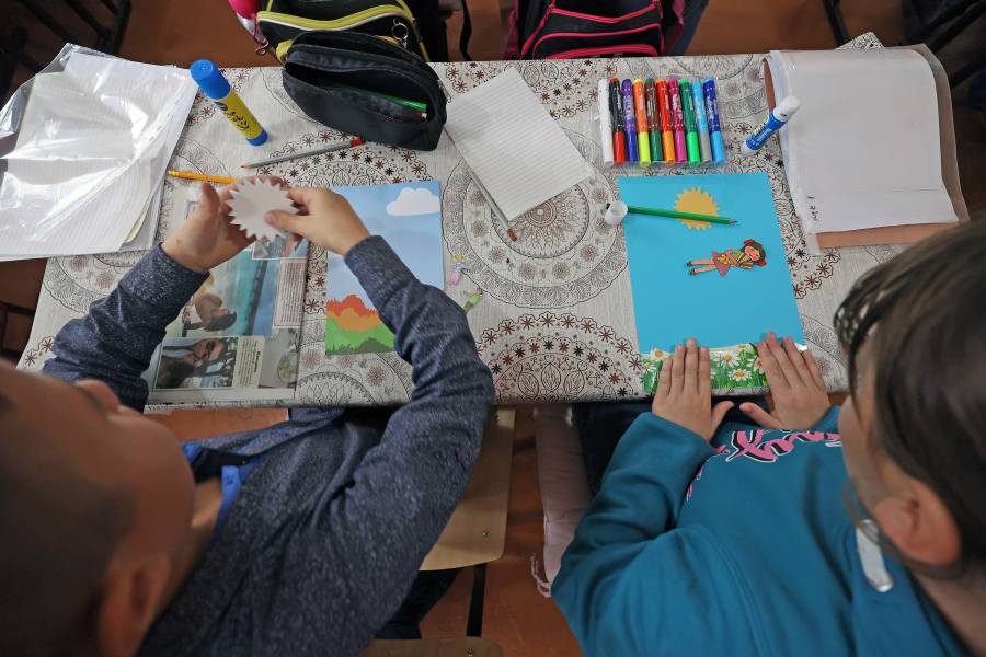 Zwei Kinder, die gerade malen und basteln