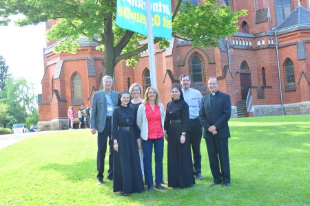 Gruppenbild vor der St. Jakobuskathedrale in Görlitz