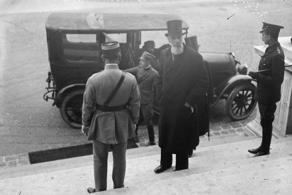 Die ungarische Delegation und ihr Leiter Albert Apponnyi kommen in Paris an