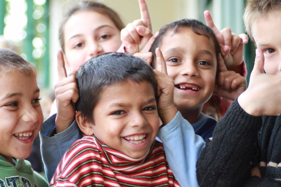 Lachende und scherzende Kinder.