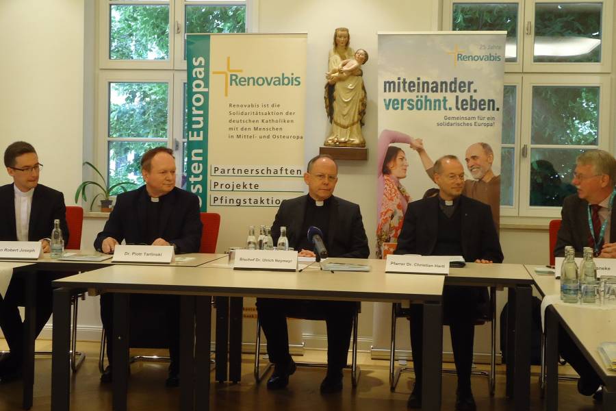 Pressekonferenz zum Abschluss der Renovabis-Pfingstaktion im Bistum Erfurt. Mit dabei: (v.l.n.r.) Kaplan Robert Joseph, Bischofsvikar Peter Tarlinski (Oppeln), Bischof Ulrich Neymeyr, Renovabis-Hauptgeschäftsführer Pfarrer Christian Hartl und Renovabis-Geschäftsführer Burkhard Haneke.