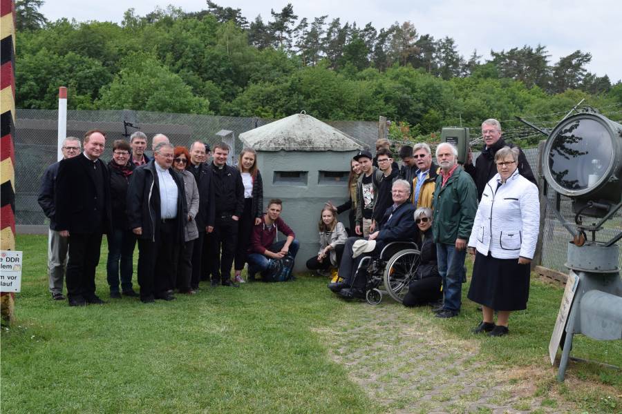 Über vier Jahrzehnte trennte eine fast unüberwindbare Grenze die Deutschen in West und Ost - Im Grenzmuseum Schifflersgrund setzte sich die Gruppe mit der deutschen Vergangenehit auseinander. Das gemeinsame Gebet um Frieden und Versöhnung stand dabei im Mittelpunkt.