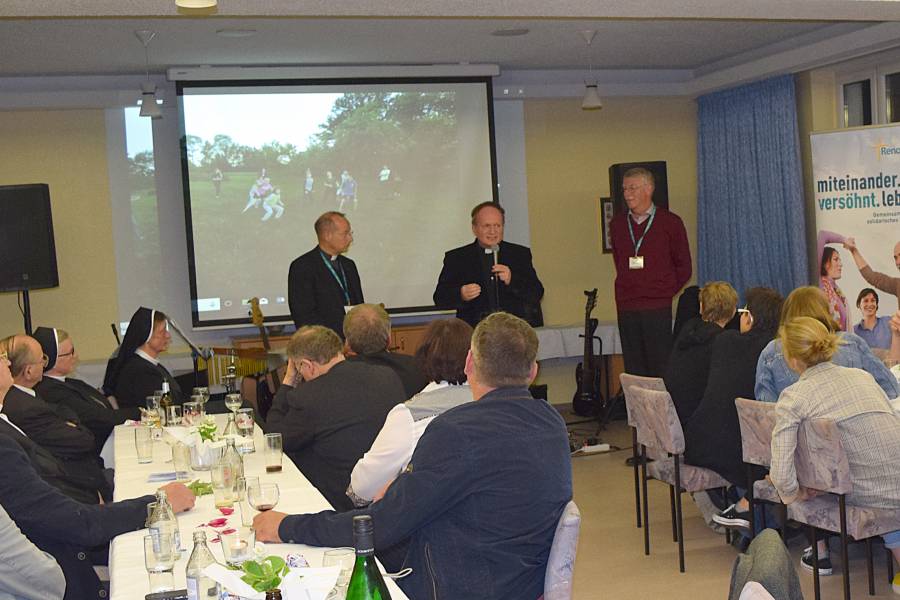 Beim Begegnungsabend in der Pfarrei St. Gerhard in Heilbad Heiligenstadt standen nach dem gemeinsamen Gottesdienst die Projektpartner von Renovabis im Mittelpunkt. Dabei waren auch zahlreiche Freunde und Unterstützer aus der Umgebung mit dabei.