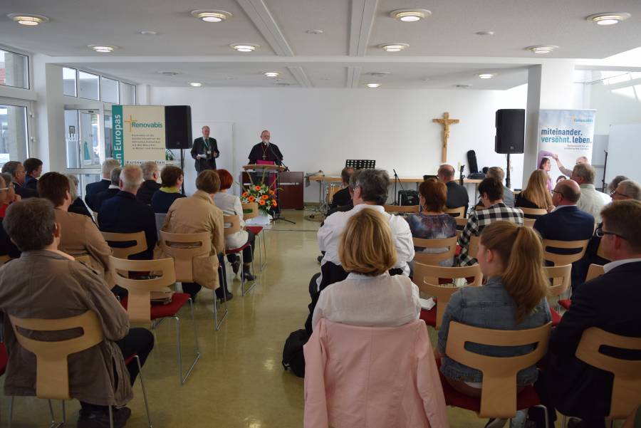 Beim abschließenden Empfang nach dem feierlichen Pfingstgottesdienst hob Bischof Ulrich Neymeyr die Bedeutung von Renovabis für viele osteuropäische Projektpartner hervor. Er bedankte sich für das fruchtbare Zusammenwirken und wünschte der gemeinsamen Pfingstaktion der deutschen Katholiken auch für die Zukunft alles Gute und Gottes Segen.