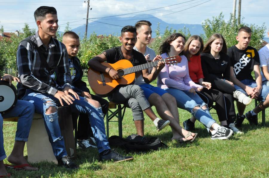 Der Tag im Sommer Camp beginnt immer mit einem gemeinsamen Morgengebet. Musik spielt dabei eine wichtige Rolle.