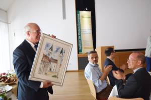 Dr. Gerhard Albert mit einem der Abschiedsgeschenke: einem Aquarell-Bild, das den Blick aus seinem Bürofenster auf die Türme des Freisinger Doms zeigt.