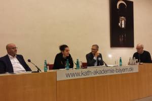 Auf dem Podium (v.l.n.r.): Dr. Abdel-Hakim Ourghi, Prof. Dr. Armina Omerika, Dr. Andreas Renz und Prof. Dr. Michael Albus.