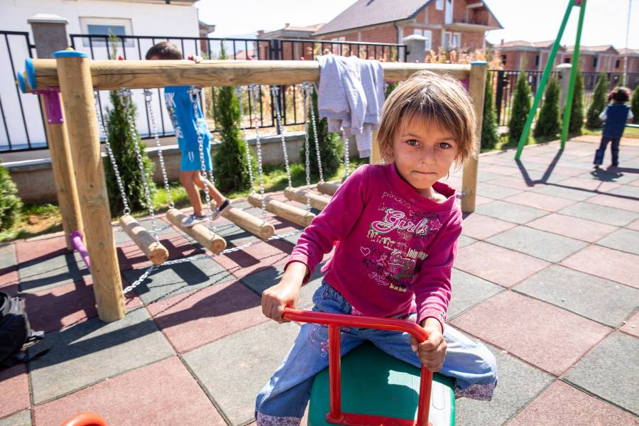 Ein Ashkali-Mädchen auf dem Spielplatz vor "Loyola Tranzit"