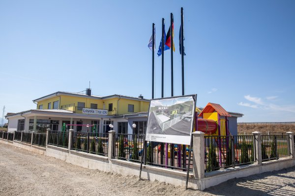 Anblick des Gebäudes von "Loyola Tranzit"