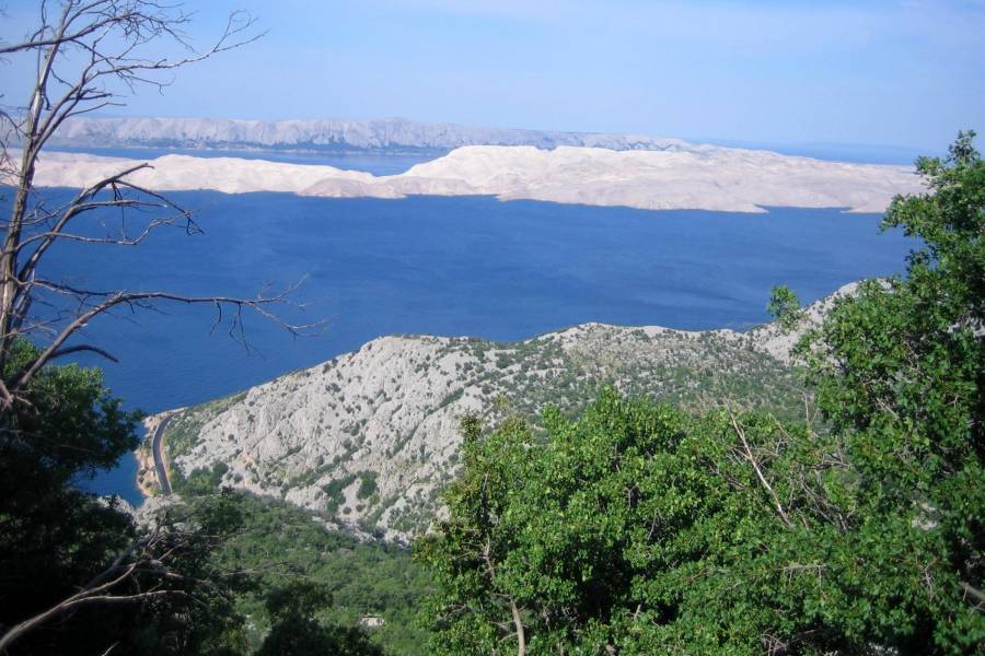 Wie eine Mondlandschaft: Der Blick vom Velebit-Massiv auf die Insel Pag