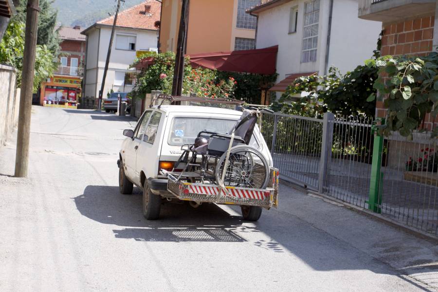 Auto mit Rollstuhl hinten drauf